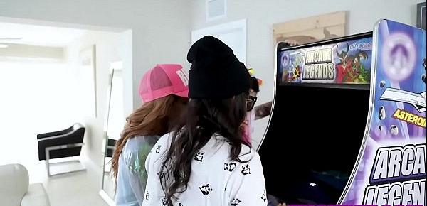  Arcade games with special rules for these hot teen BFFs